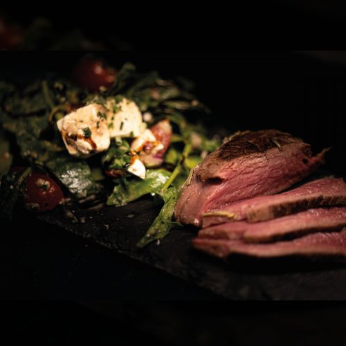 Salat mit Fetakäse und Straußenfilet oder Straußensteak (Rezept)